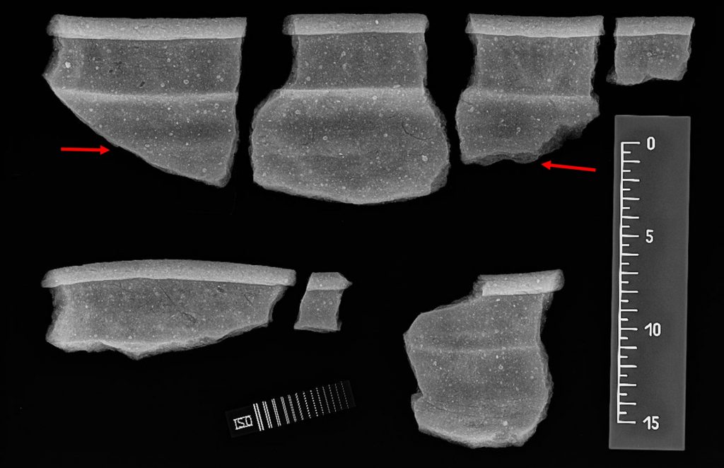 Image showing the radiograph of a Late Iron Age jar. The horizontal coil seam runs between the two red arrows, showing that the pot was coil-built.